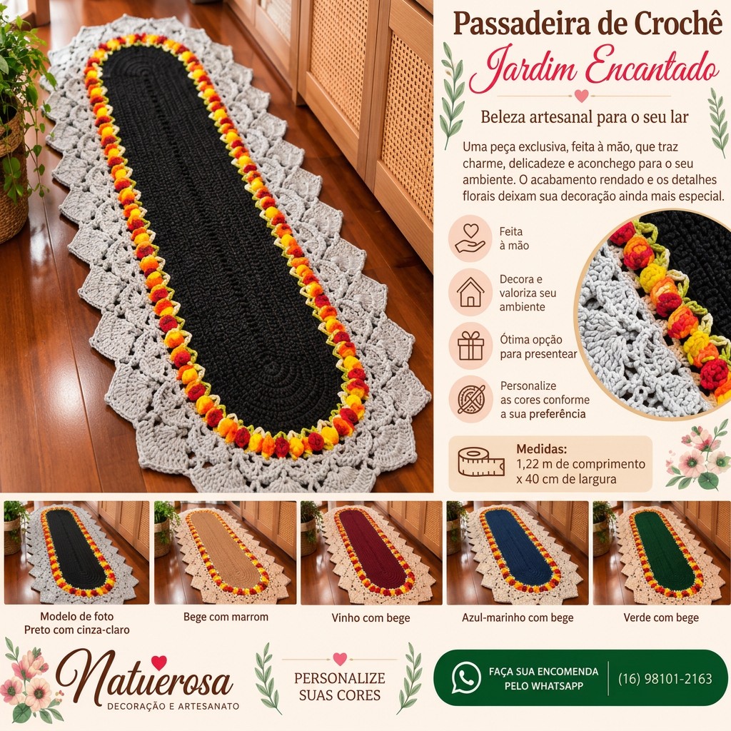 Arte promocional da Passadeira de Crochê Jardim Encantado: passadeira com centro preto, borda rendada cinza-claro e botões florais amarelos, laranjas e vermelhos, com opções de cores personalizadas